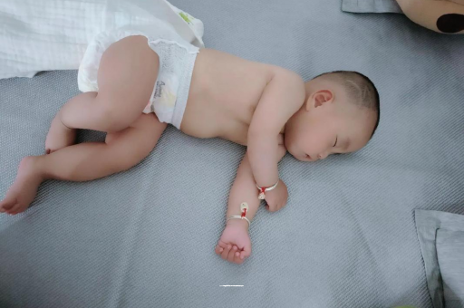 进贤宝宝睡觉爱翻身