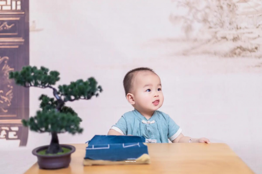 进贤怀孕肚子中间凹两边凸