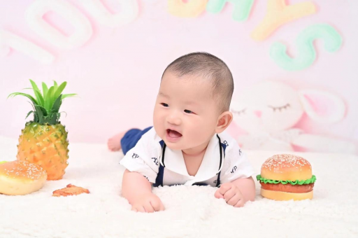 进贤宝宝在妈妈肚子里