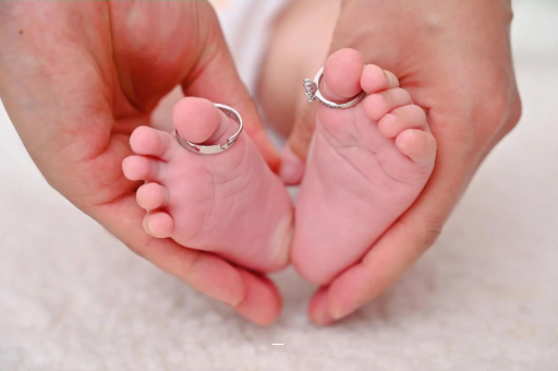 进贤宝宝挤眼睛是怎么回事